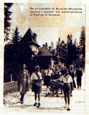 Pionieri Romeni partenza x il festival di Varsavia n31. 31 luglio 1955